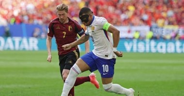 Belgium&#039;s Kevin de Bruyne (L) and France&#039;s Kylian Mbappe in action during the UEFA Euro 2024 round of 16 match, Dusseldorf, Germany, July 1, 2024. (EPA Photo)