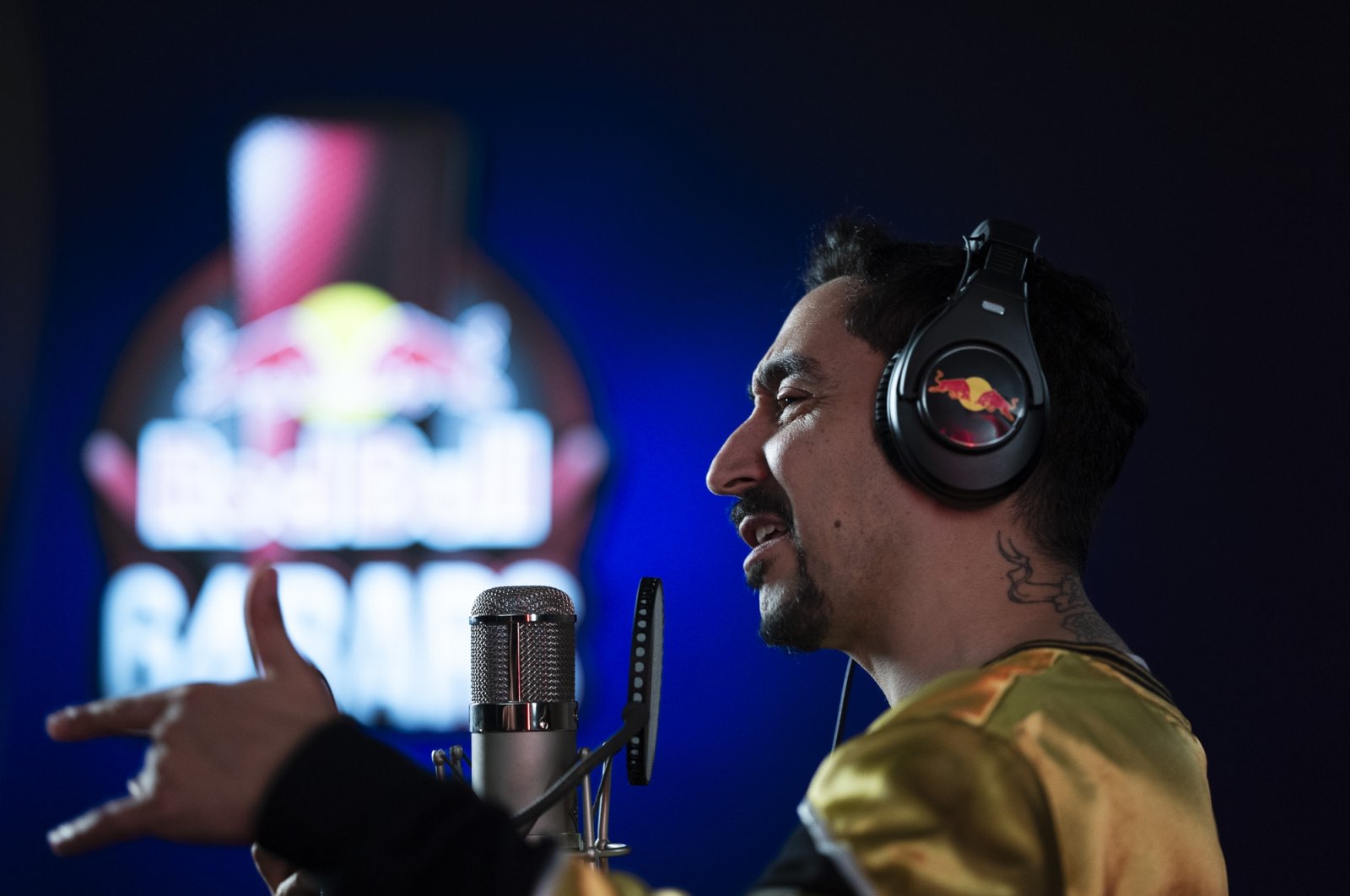Eko Fresh, a long-standing name in the music world known for constantly surprising his audience, showcased his unique style and talent in this special episode, fully embracing the 64 Bars format. (Photo courtesy of Red Bull)