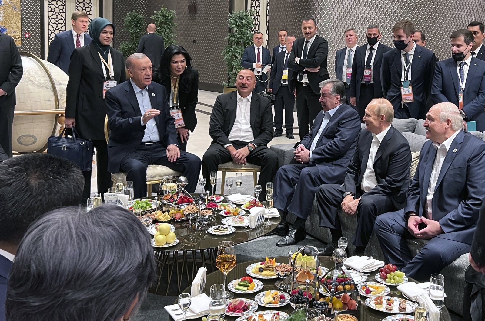 In this photo provided by the Presidency, President Recep Tayyip Erdoğan (C) speaks to leaders of SCO member states, Samarkand, Uzbekistan, Sept. 15, 2022. (AP Photo)