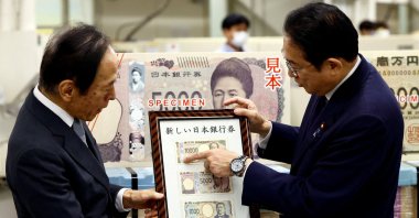 Japanese Prime Minister Fumio Kishida (R) looks at the new banknotes with Bank of Japan (BOJ) Governor Kazuo Ueda, on the day of the new notes of 10,000 yen, 5,000 yen and 1,000 yen went into circulation, BOJ headquarters, Tokyo, Japan, July 3, 2024. (Reuters Photo)