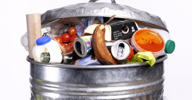 Halving food waste could cut climate-warming emissions and end undernourishment. (Getty Images)