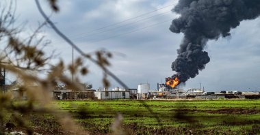 Thick smoke billows from a raging fire at a storage tank of the al-Awda oil field facility a day after a reported Turkish strike near al-Qahtaniyah in northeastern Syria close to the Turkish border, Dec. 24, 2023. (AFP Photo)