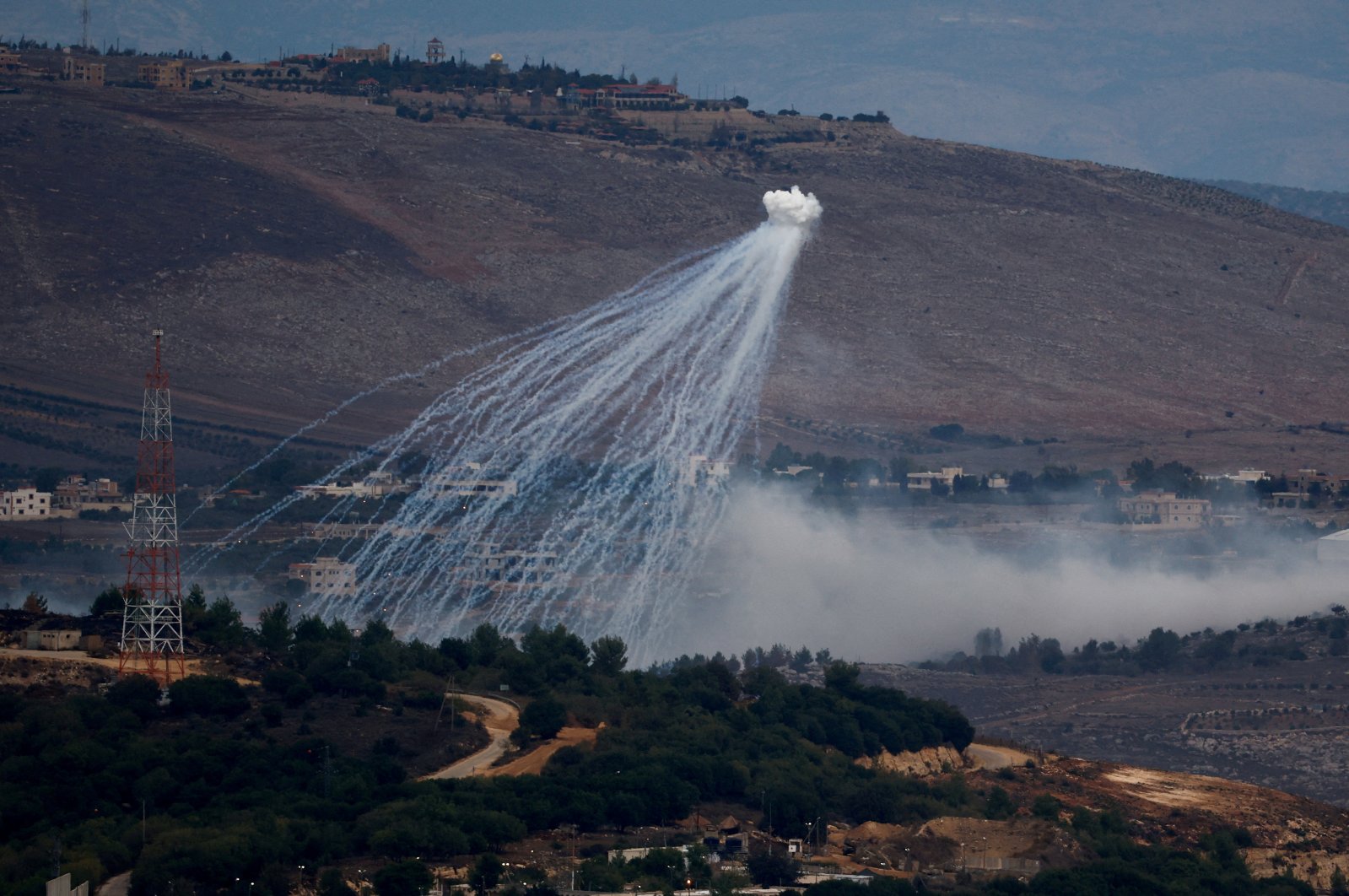  White phosphorus fired by the Israeli army to create a smoke screen is seen on the Israel-Lebanon border in northern Israel, Nov. 12, 2023. (Reuters Photo)