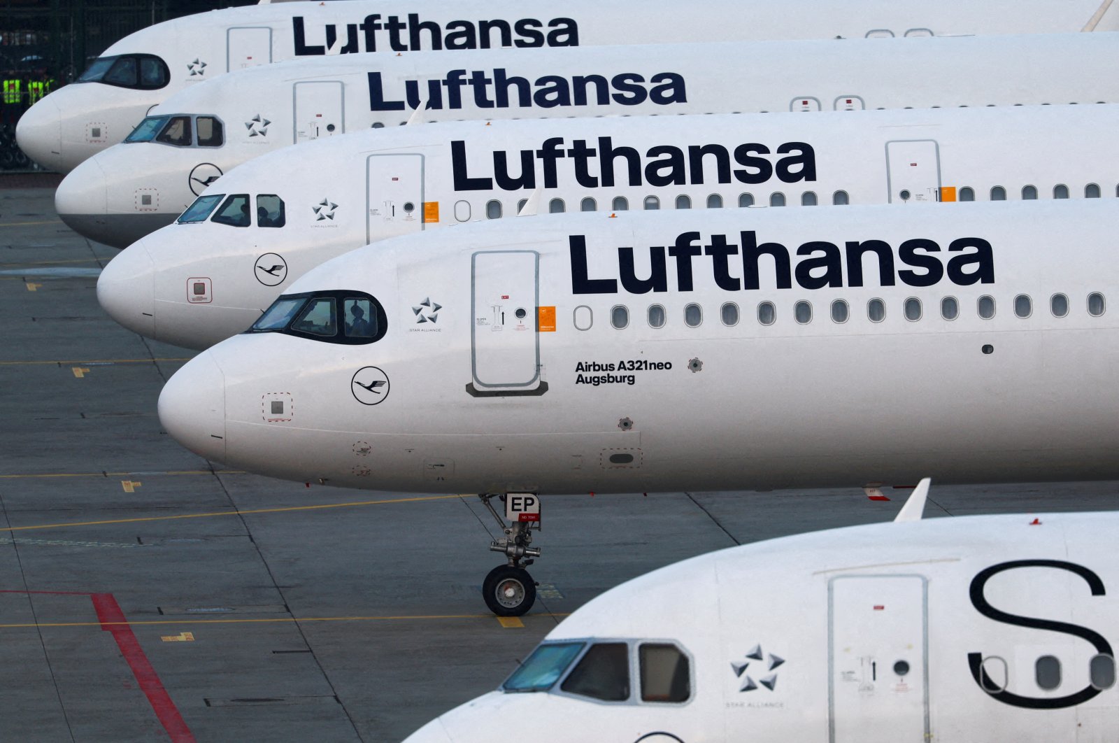Lufthansa planes stand parked as Frankfurt airport is closed to passengers with planned departures due to a strike organized by Verdi Union, Frankfurt, Germany, March 7, 2024. (Reuters Photo)