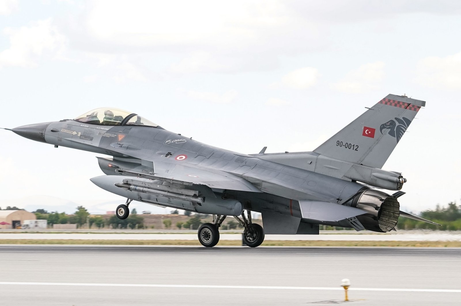 A Turkish military fighter jet lands at an airport in Konya, central Türkiye, June 30, 2022. (Shutterstock Photo)