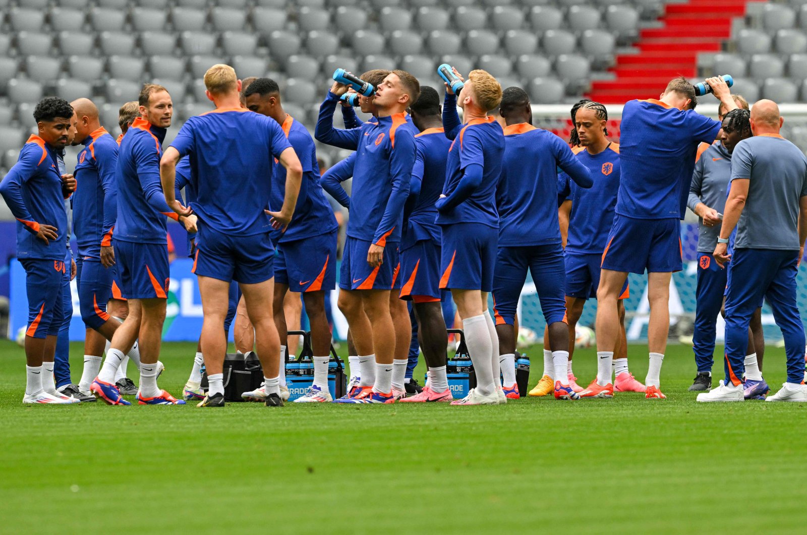 From left, Netherlands&#039; midfielder #20 Ian Maatsen, Netherlands&#039; defender #17 Daley Blind, Netherlands&#039; midfielder #16 Joey Veerman, Netherlands&#039; forward #07 Xavi Simons and Netherlands&#039; defender #04 Virgil Van Dijk attend an MD-1 training session on the eve of the UEFA Euro 2024 round of 16 football match against Romania at the Munich Football Arena in Munich, Germany, July 1, 2024. (AFP Photo)