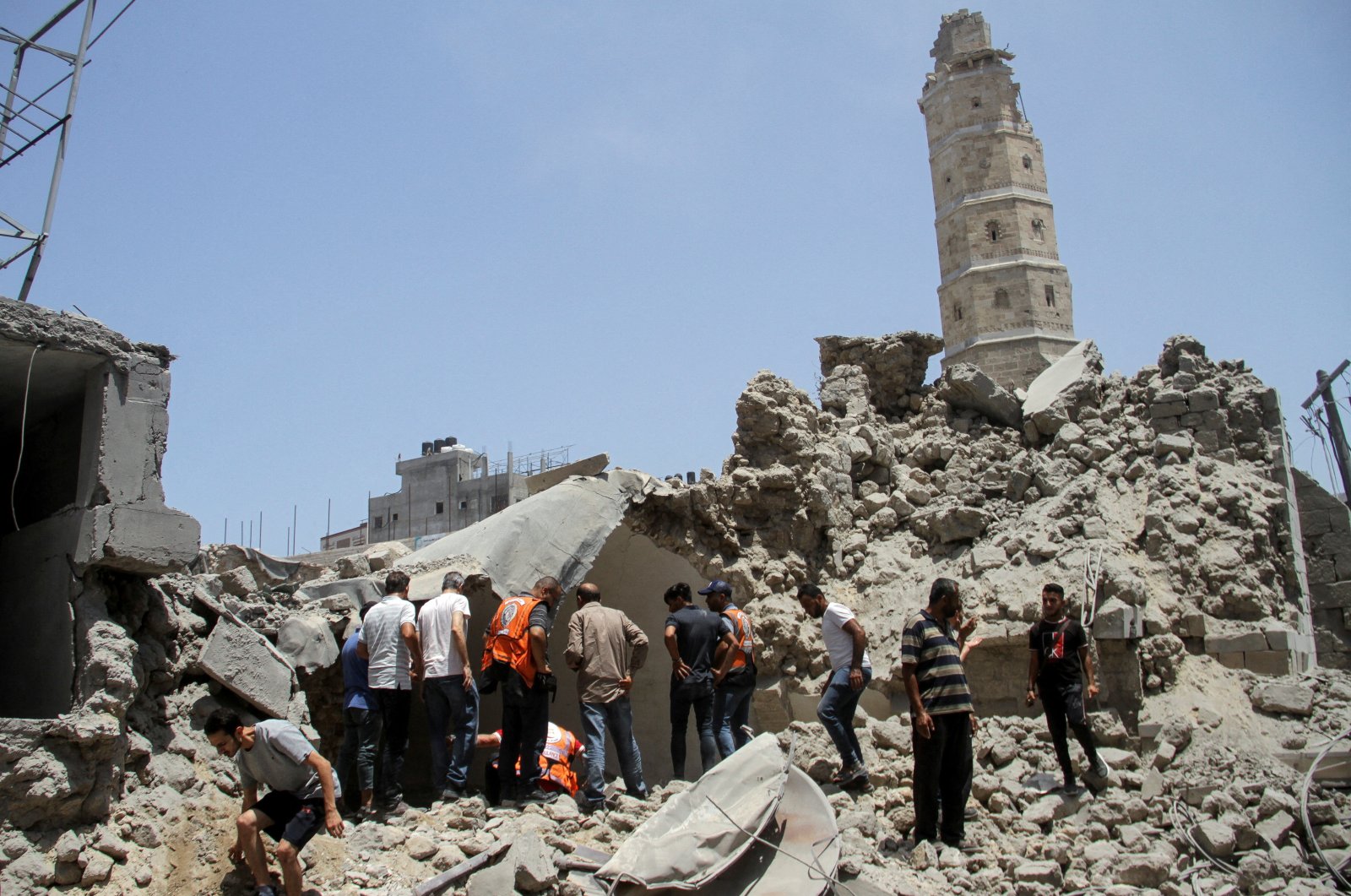 Palestinians gather as rescuers search for casualties at the site of Israeli strikes that hit a residential building and destroyed shops at Gaza&#039;s Old City market, in Gaza City July 4, 2024. (Reuters Photo)