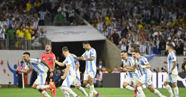 Players of Argentina celebrate following the team's victory in the penalty shoot-out during the CONMEBOL Copa America 2024 quarterfinal match between Argentina and Ecuador at NRG Stadium, Houston, Texas, U.S., July 4, 2024. (Getty Images Photo)