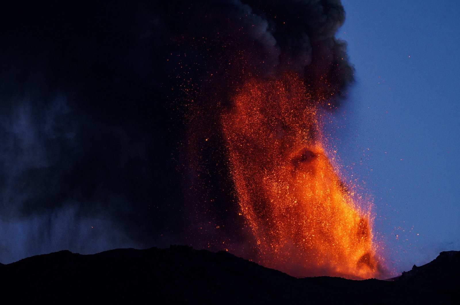 Lava and smoke rise from a crater of Mount Etna, Europe&#039;s most active volcano, Italy, July 4, 2024. (Reuters Photo)