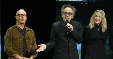 Tim Burton (C), director of the upcoming film &quot;Beetlejuice Beetlejuice,&quot; discusses the film with cast members Michael Keaton (L), and Catherine O&#039;Hara at CinemaCon 2024, Las Vegas, U.S., April 9, 2024. (AP Photo)