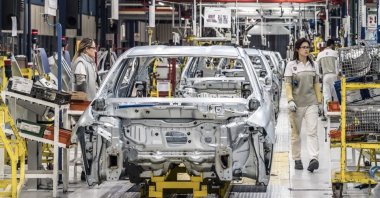Cars are assembled in the factory of Tofaş, a joint venture of Turkish Koç Holding and global automaker Stellantis, Bursa, northwestern Türkiye, March 31, 2020. (AA Photo)