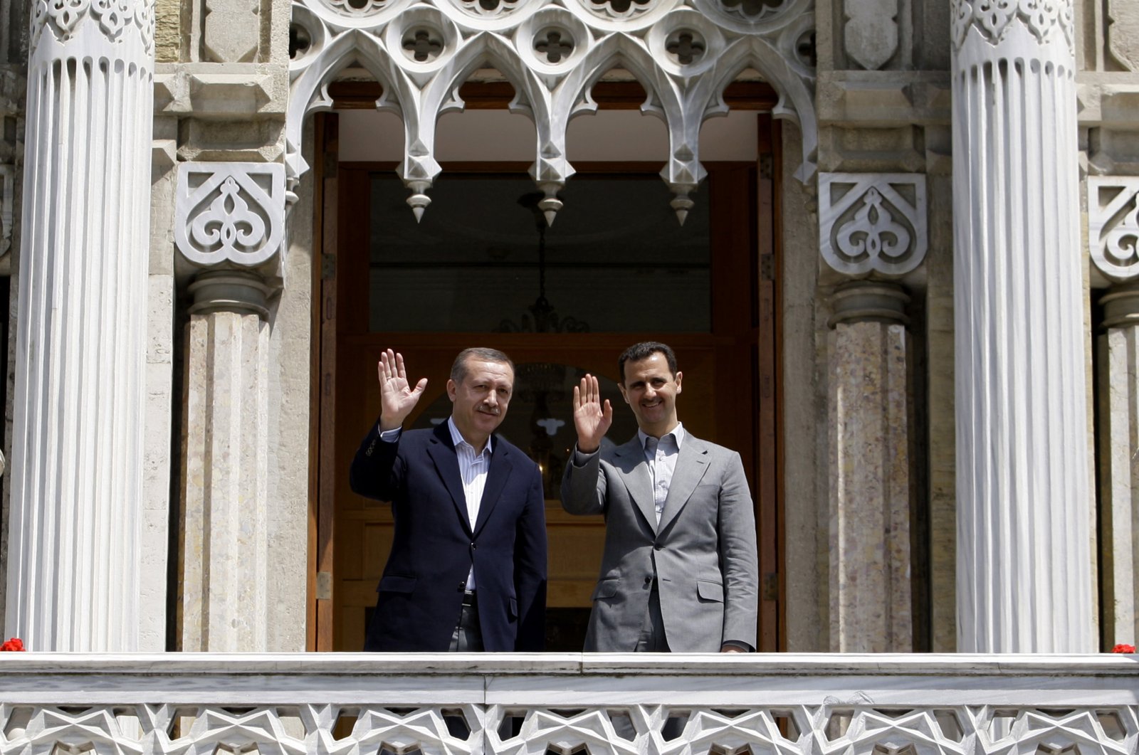Then-Prime Minister Recep Tayyip Erdoğan (L) and Syrian leader Bashar Assad wave before a meeting, Istanbul, Türkiye, May 9, 2010. (AP Photo)