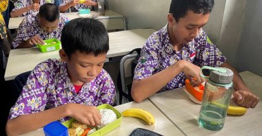 Students eat their meals during the trial of a free lunch program for students at a junior high school in Tangerang, on the outskirts of Jakarta, Indonesia, Feb. 29, 2024. (Reuters Photo)