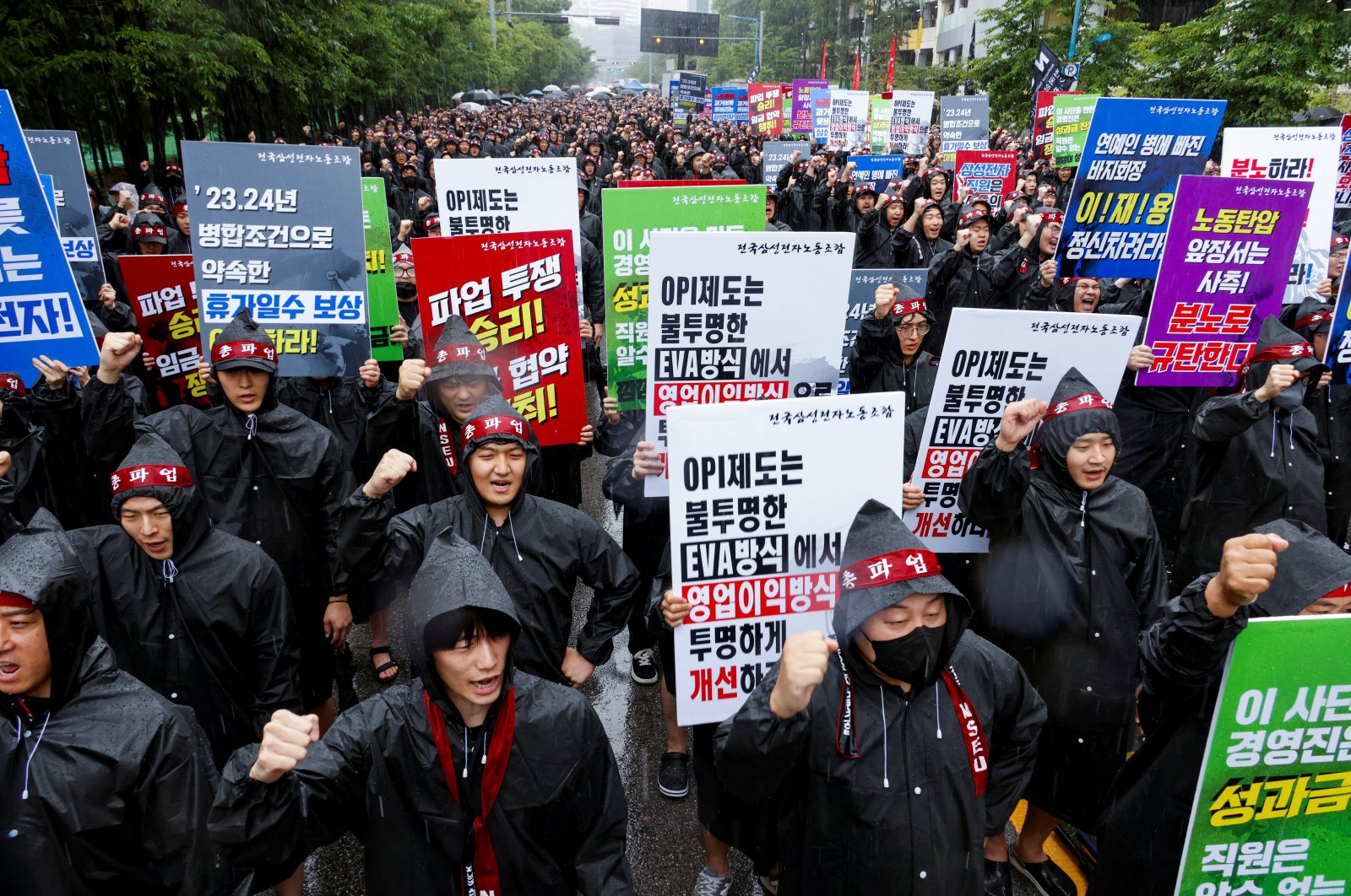 National Samsung Electronics Union (NSEU) workers hold placards during a general strike to disrupt production between July 8 and 10, in front of the Samsung Electronics Nano City Hwaseong Campus, Hwaseong, South Korea, July 8, 2024. (Reuters Photo)