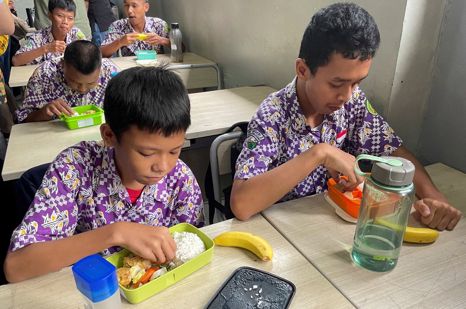 Students eat their meals during the trial of a free lunch program for students at a junior high school in Tangerang, on the outskirts of Jakarta, Indonesia, Feb. 29, 2024. (Reuters Photo)