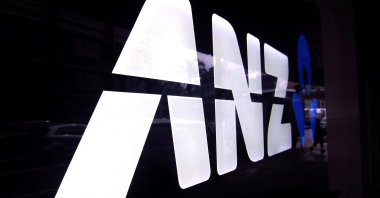 A man walks past a branch of the Australia and New Zealand Banking Group Ltd (ANZ), Sydney, Australia, Oct. 29, 2013. (Reuters Photo)