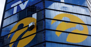 Workers install the logo of Turkcell, the country's top mobile operator on the tower in Istanbul, Türkiye, June 29, 2016. (Reuters Photo)
