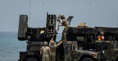 U.S. troops prepare a Stinger missile during a live fire exercise in the annual joint military exercises between U.S. and Philippine troops called "Balikatan" or shoulder-to-shoulder, at a naval base in San Antonio, Zambales province, Philippines, April 25, 2023. (Reuters File Photo)