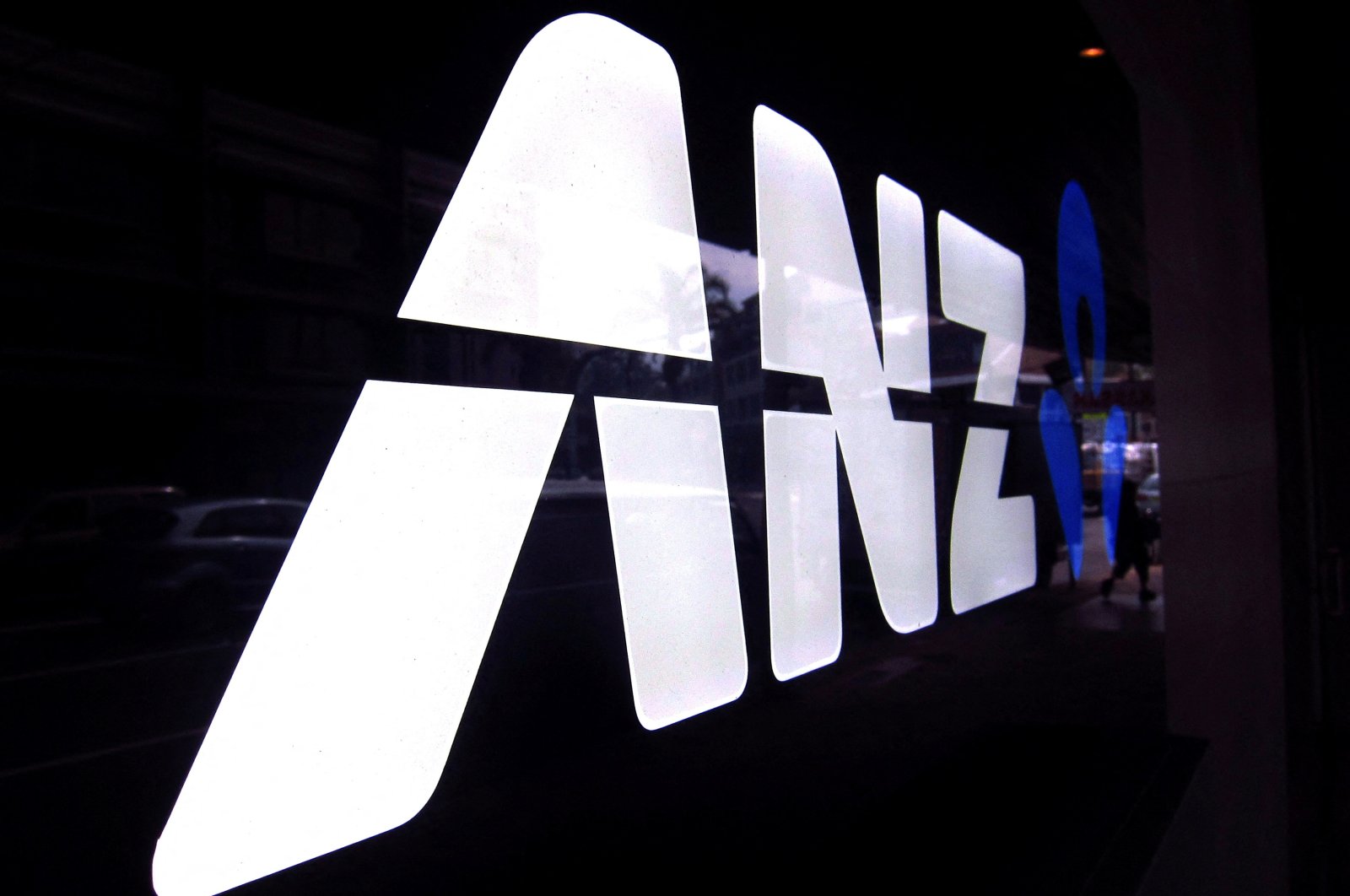 A man walks past a branch of the Australia and New Zealand Banking Group Ltd (ANZ), Sydney, Australia, Oct. 29, 2013. (Reuters Photo)