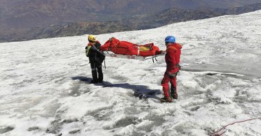 This photo distributed by the Peruvian National Police shows police carrying a body that they identify as U.S. mountain climber Bill Stampfl, Huascaran mountain, Huaraz, Peru, July 5, 2024. (AP photo)
