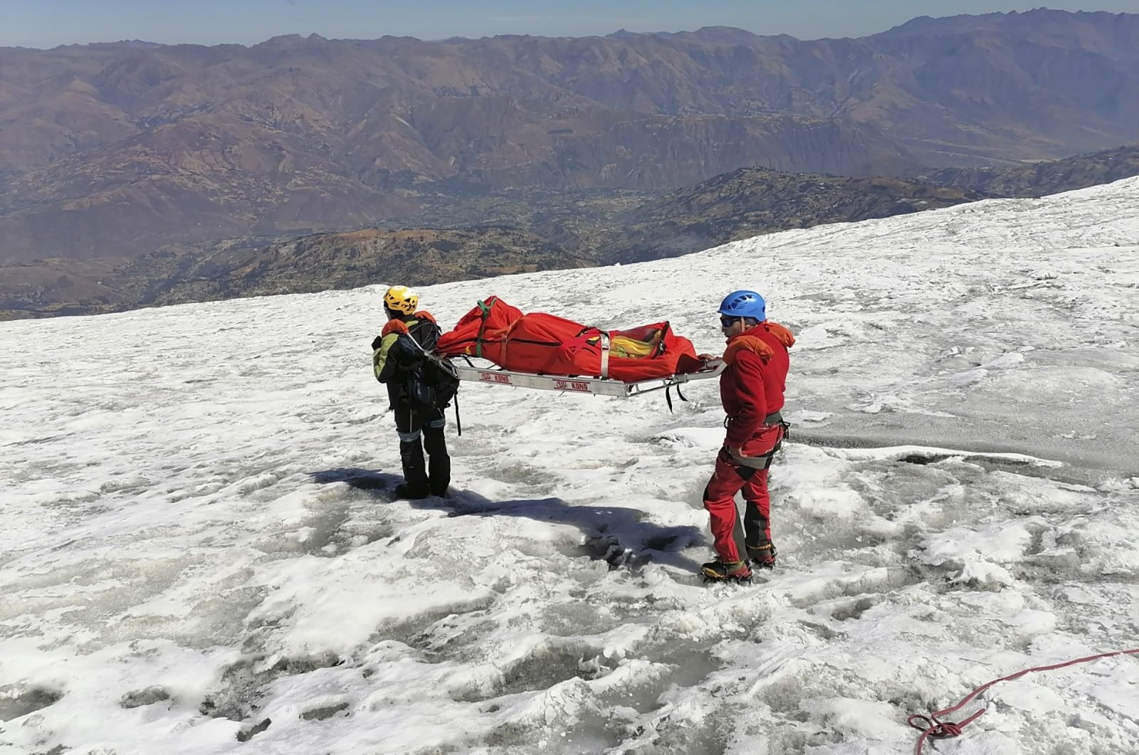 This photo distributed by the Peruvian National Police shows police carrying a body that they identify as U.S. mountain climber Bill Stampfl, Huascaran mountain, Huaraz, Peru, July 5, 2024. (AP photo)