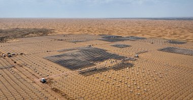 Solar panels under construction at the Ningxia Tengger Desert New Energy Base, Zhongwei, China, May 9, 2024. (AFP File Photo)