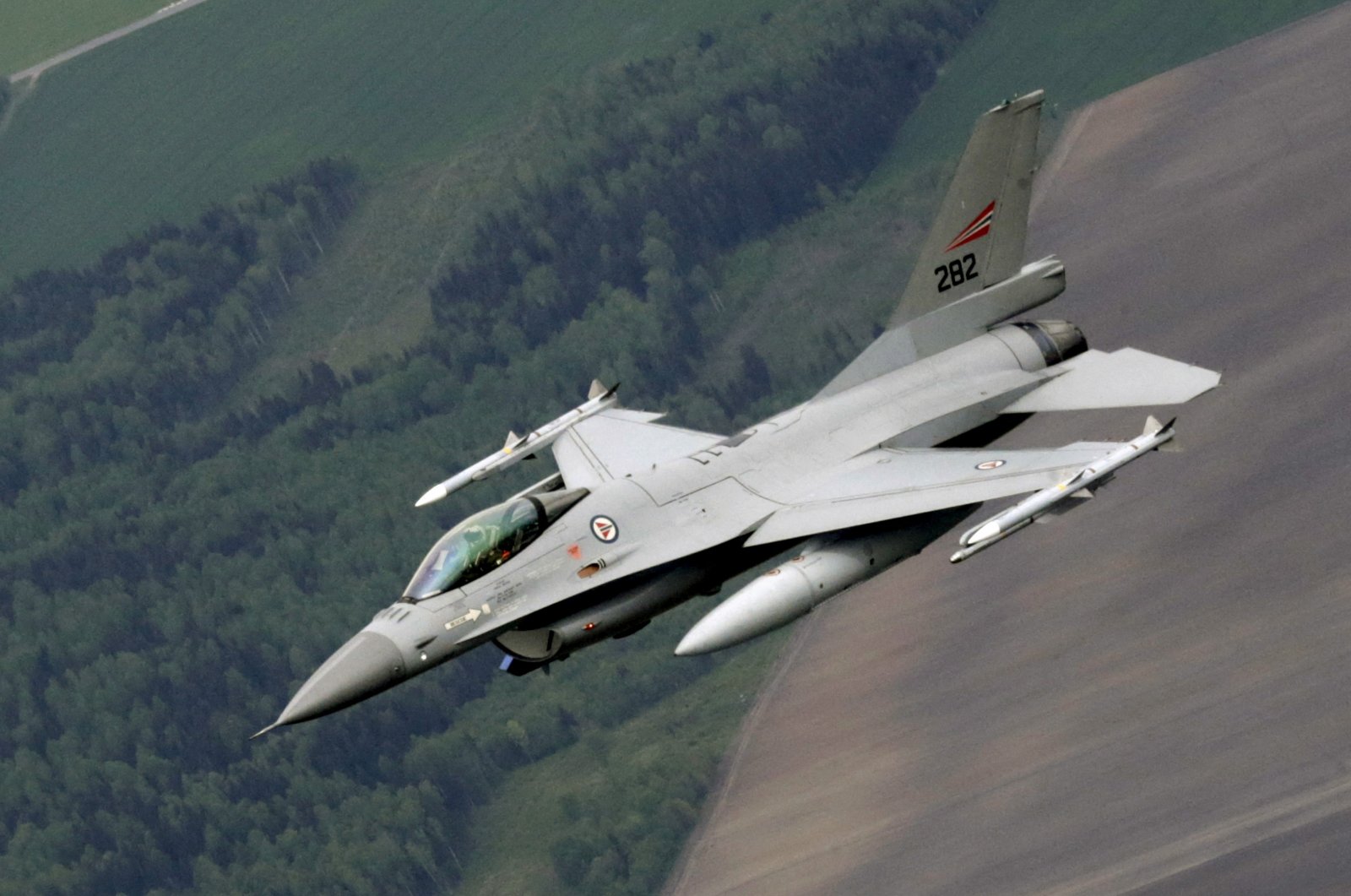 A Norwegian Air Force F-16 fighter patrols over the Baltics during a NATO air policing mission from Zokniai air base near Siauliai, Lithuania, May 20, 2015. (Reuters Photo)