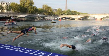 Athletes compete in the elite men's triathlon test event for the Olympics in the river Seine, Paris, France, Aug. 18, 2023. (Reuters Photo)