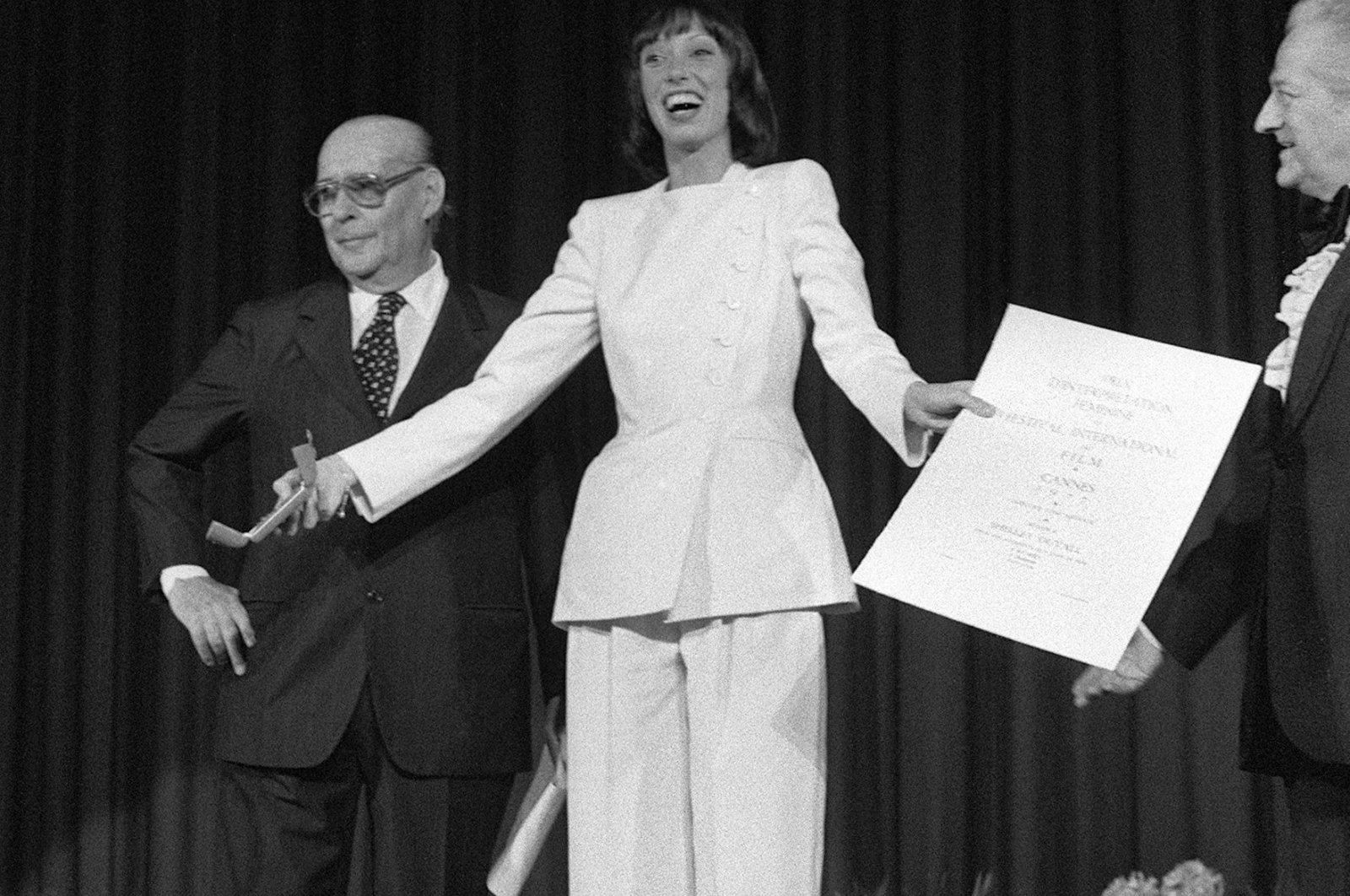 U.S. actor Shelley Duvall (C) receives the best actress award for the film &quot;3 Women&quot; by Robert Altman, during the Cannes International Film Festival, Cannes, France, May 27, 1977. (AFP Photo)