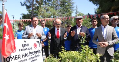 Retired general Zekai Aksakallı (2nd L) prays by the grave of Ömer Halisdemir, next to Halisdemir&#039;s father Hasan Hüseyin (2nd R) and brothers, Niğde, central Türkiye, July 15, 2024. (AA Photo)