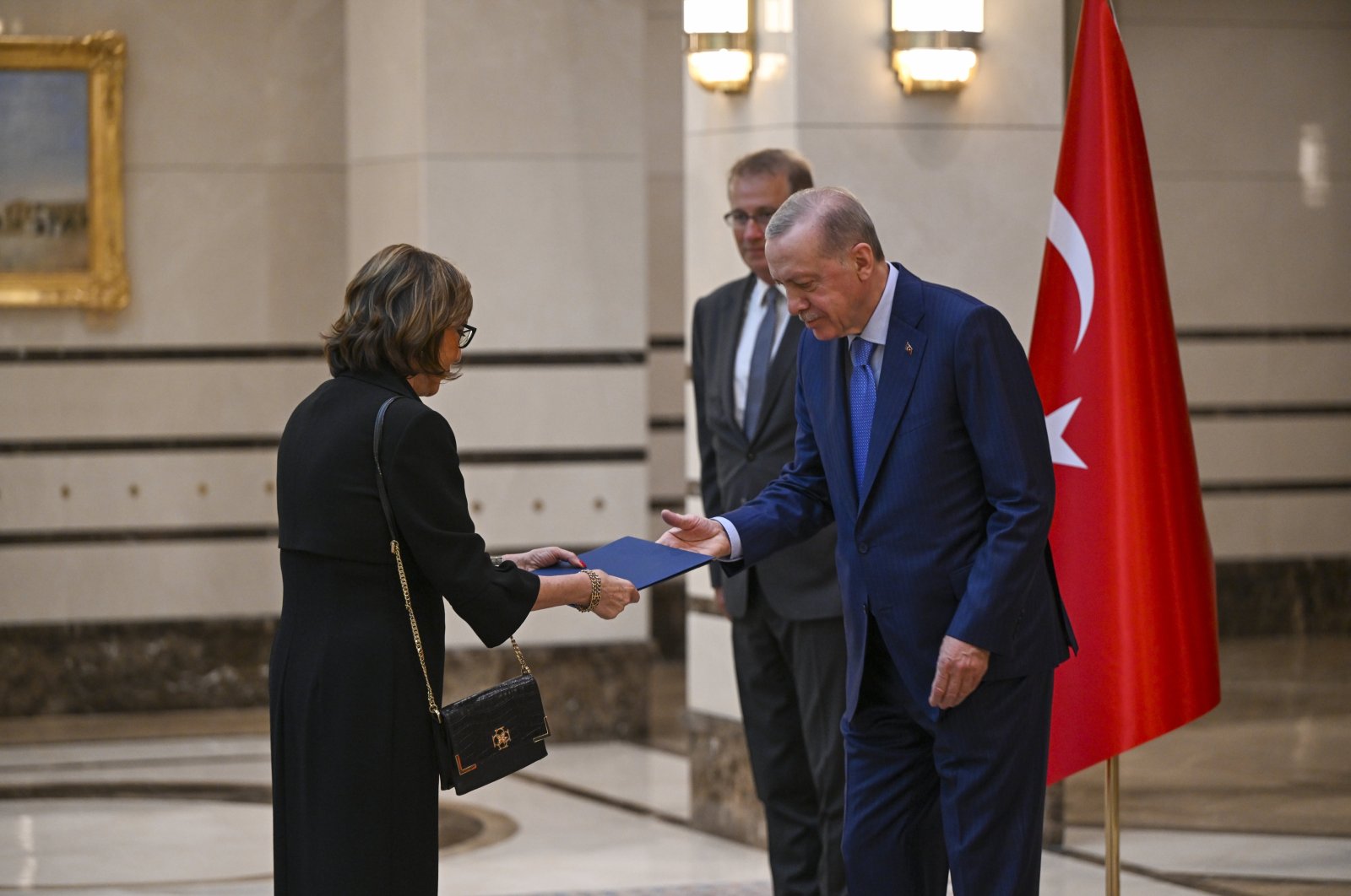 Bosnia-Herzegovinan Ambassador Mirsada Colakovic (L) presents her credentials to President Recep Tayyip Erdoğan (R), in the capital Ankara, Türkiye, July 17, 2024. (AA Photo)