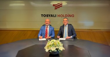 Fuat Tosyalı (L), chairperson of the board of directors of Tosyalı Holding, and Ahmed Gadalla, SULB chairperson of the board of directors, sign the agreement for the plant. (Courtesy of Tosyalı Holding)