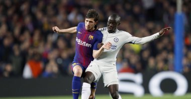 Barcelona's Sergi Roberto (L) and Chelsea's N'Golo Kante during the UEFA Champions League round of 16 match at the Camp Nou stadium, Barcelona, Spain, March 14, 2018. (Getty Images Photo)