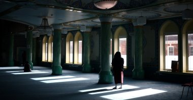Worshippers gather ahead of the midday Jumuah prayer at the Suleymaniya Mosque, London, Britain, Feb. 10, 2023. (Reuters Photo)