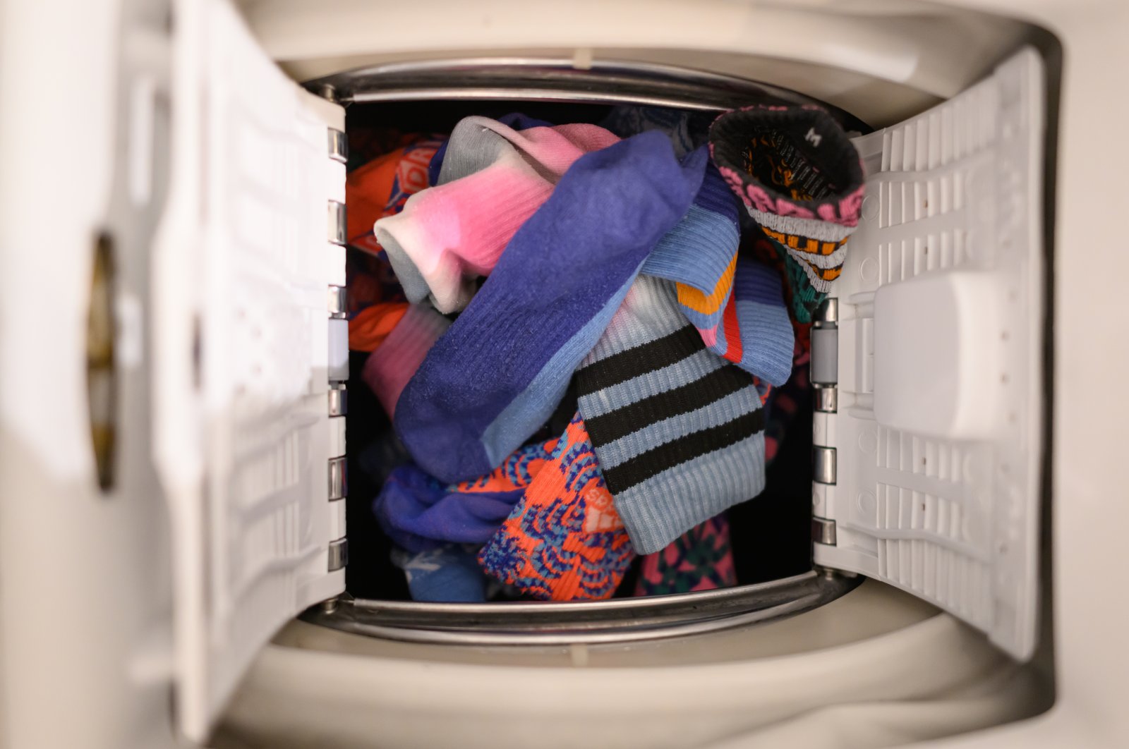 Why is it that we always end up with an odd number of socks? If you suspect your washing machine might have something to do with it, experts recommend you take a closer look at the appliance&#039;s age. (DPA Photo)