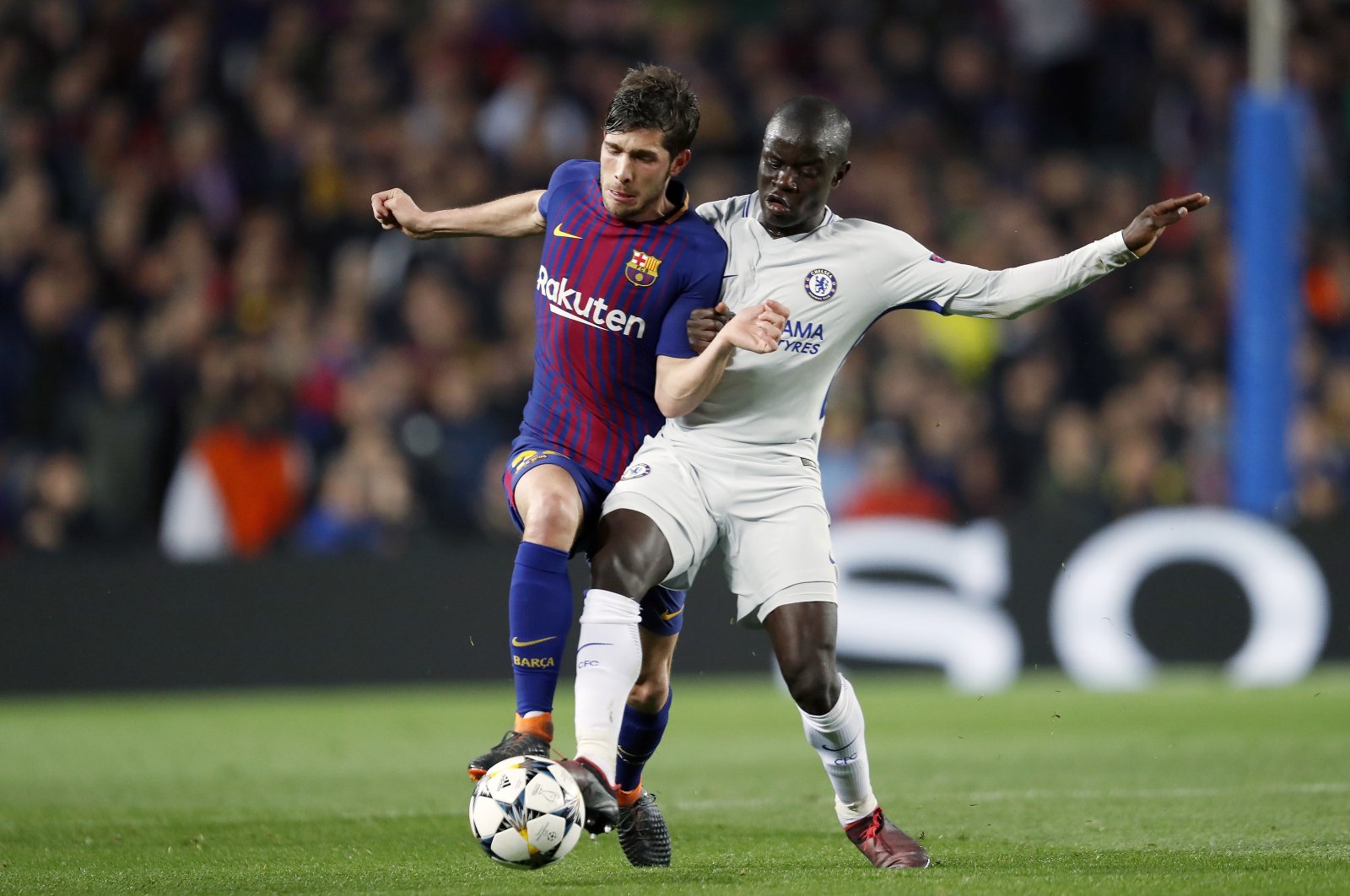 Barcelona&#039;s Sergi Roberto (L) and Chelsea&#039;s N&#039;Golo Kante during the UEFA Champions League round of 16 match at the Camp Nou stadium, Barcelona, Spain, March 14, 2018. (Getty Images Photo)