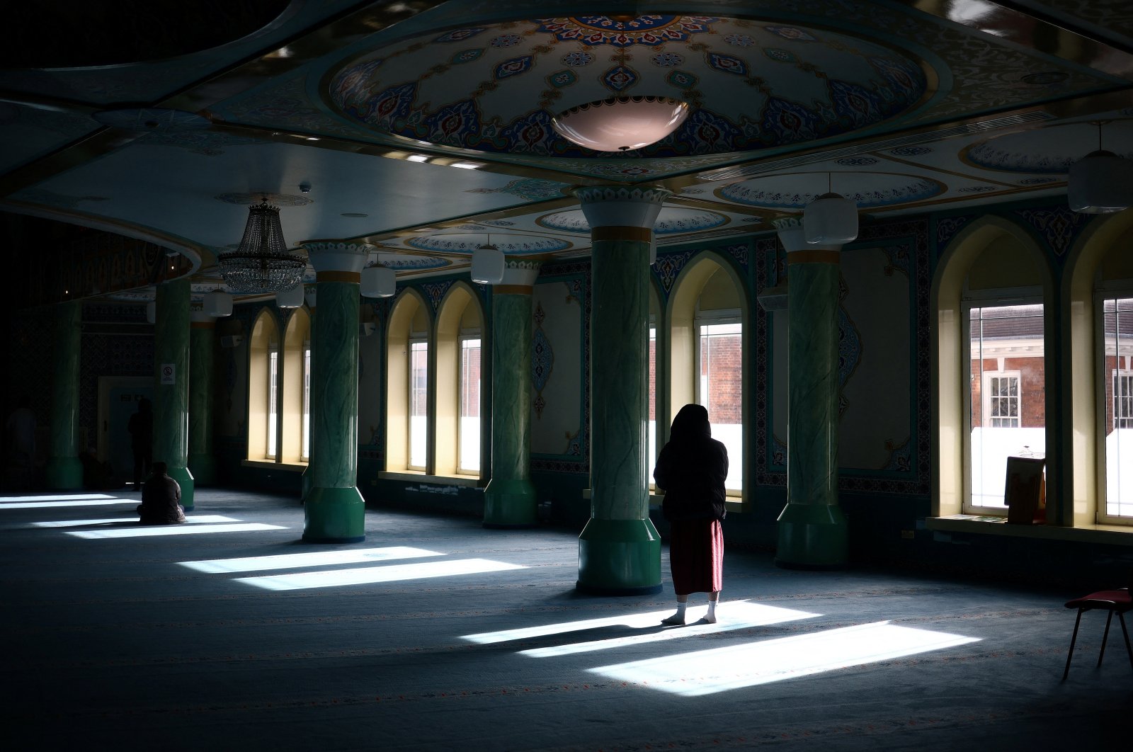 Worshippers gather ahead of the midday Jumuah prayer at the Suleymaniya Mosque, London, Britain, Feb. 10, 2023. (Reuters Photo)