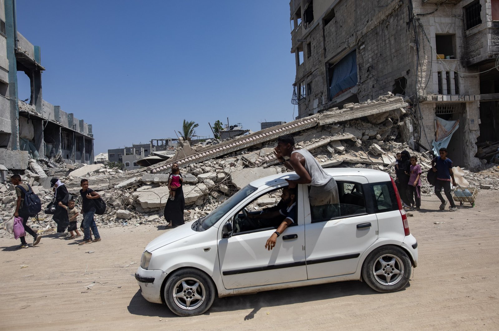 Palestinians flee Khan Younis after an evacuation order by the Israeli army, southern Gaza Strip, July 22, 2024. (EPA Photo)