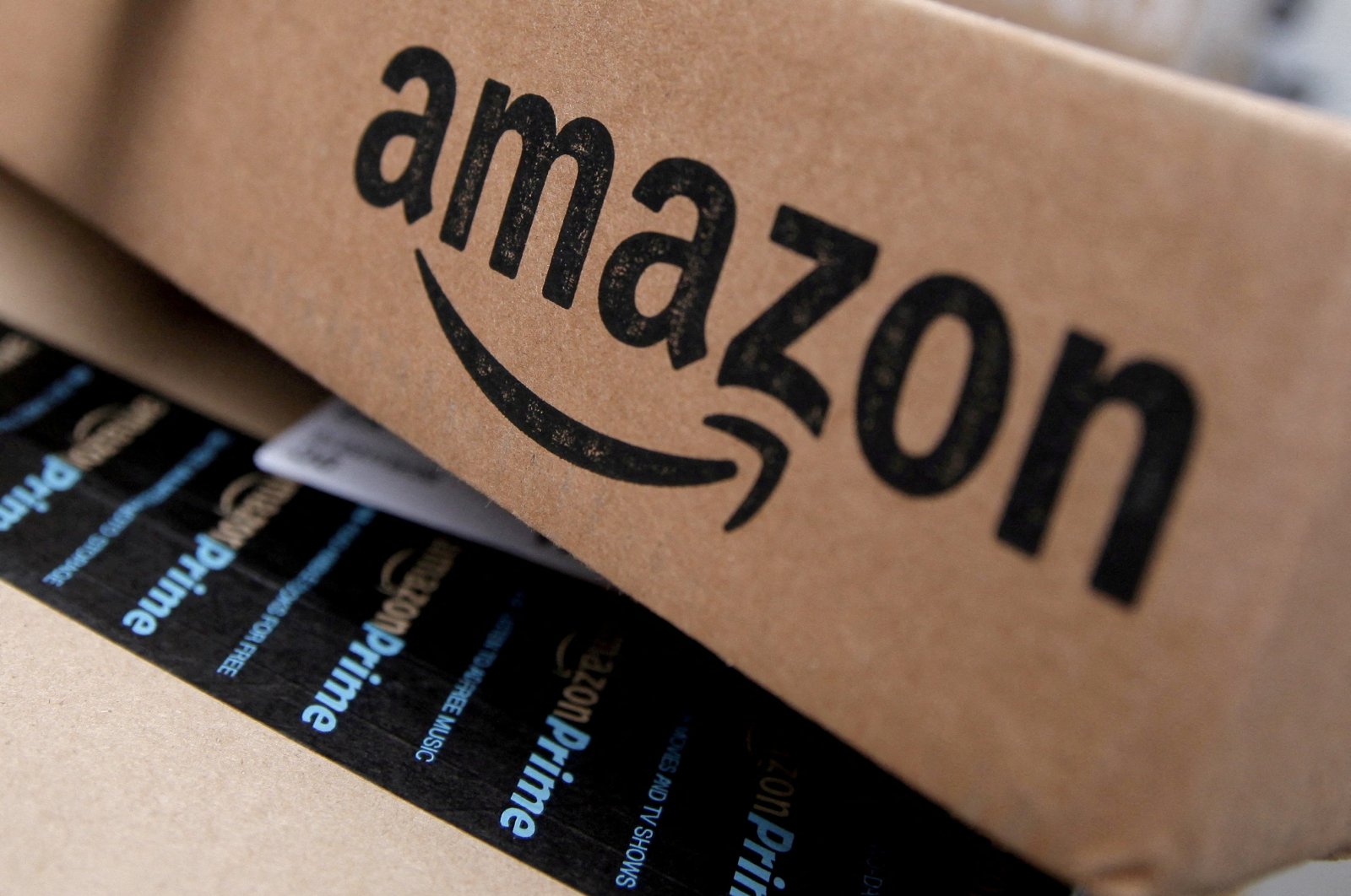 Amazon boxes are seen stacked for delivery in the Manhattan borough of New York, U.S., Jan. 29, 2016. (Reuters Photo)