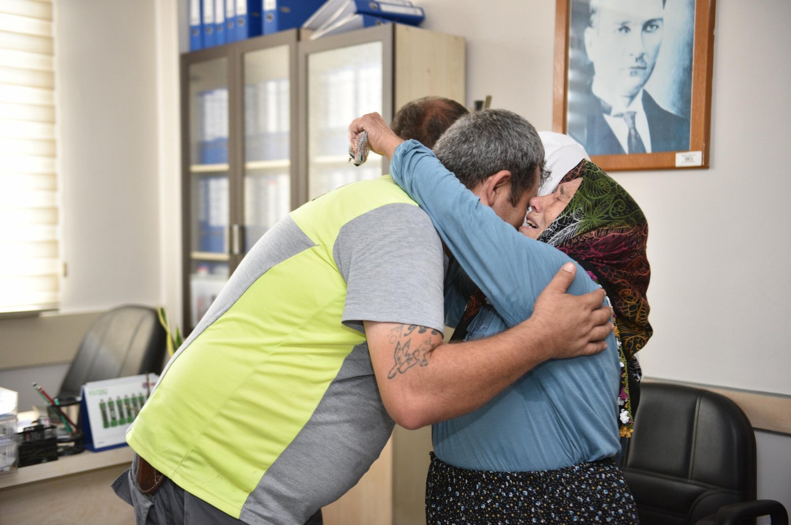 Dürdane Göçmen, 76, hugs municipal worker Özkan Koçak after he returned her lost bag containing gold and cash, in Kepez, Antalya, western Türkiye, July 23, 2024. (AA Photo)