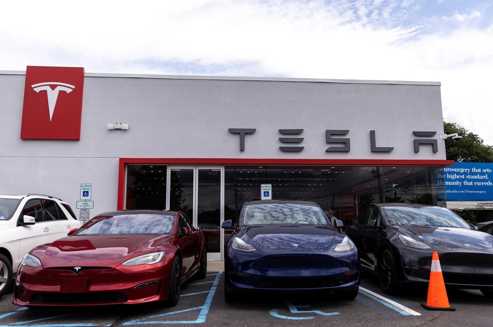 Tesla electric vehicles are parked in a Tesla dealer in Paramus, New Jersey, U.S., July 23, 2024. (Reuters Photo)