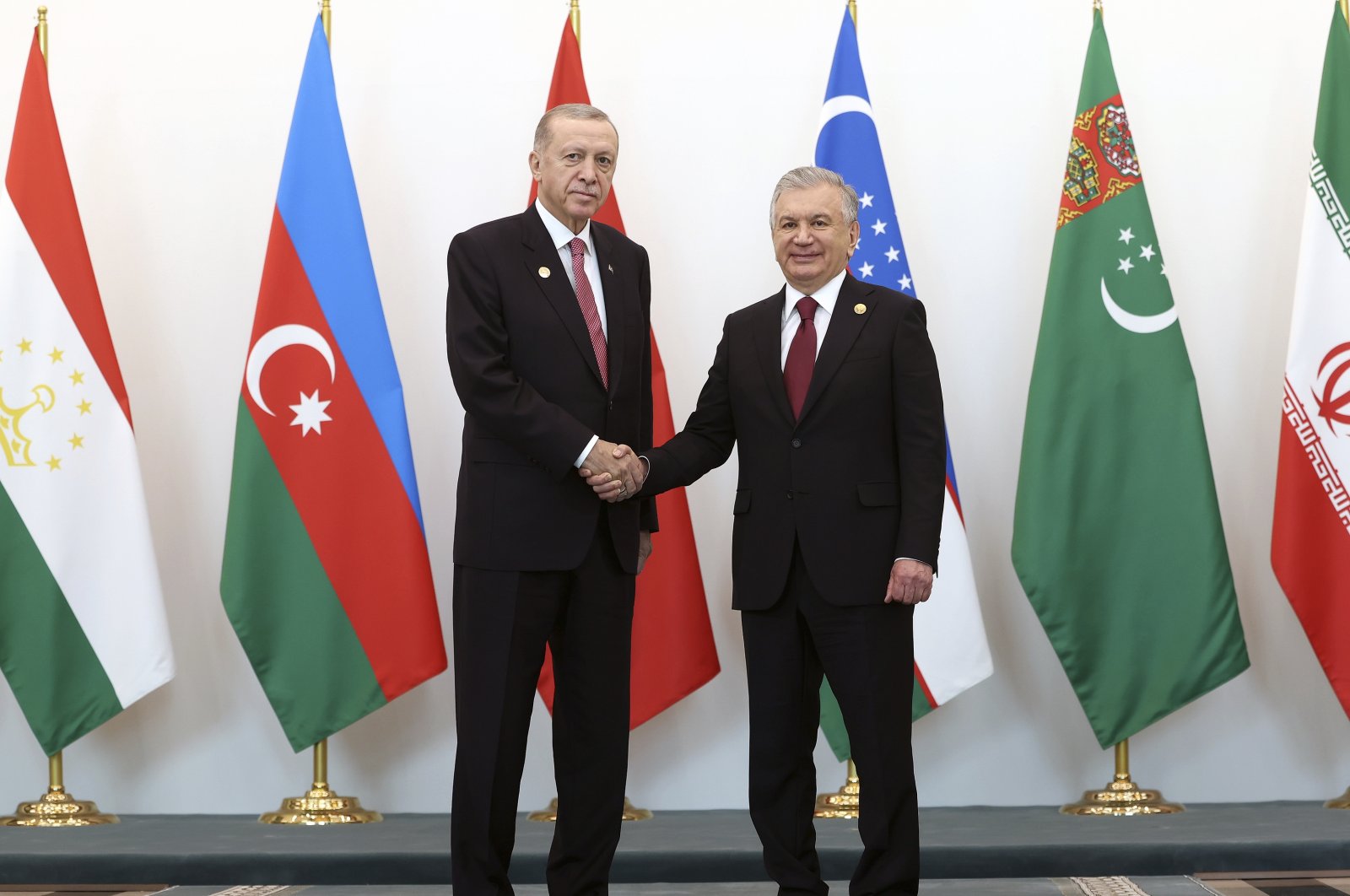 President Recep Tayyip Erdoğan shakes hands with Uzbek President Shavkat Mirziyoyev, Tashkent, Uzbekistan, Nov. 9, 2023. (AP Photo)