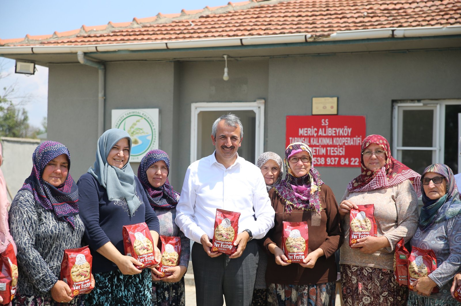 Edirne Governor Yunus Sezer (C) poses for a photo with the entrepreneurial women in Meriç, Edirne, Türkiye, July 24, 2024. (AA Photo)