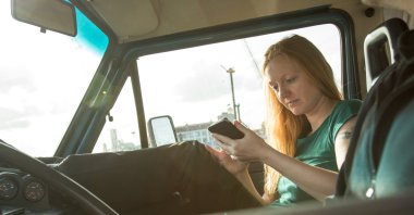 Never leave your phone inside your car if it&#039;s parked in the blazing sun, as the battery can&#039;t withstand extreme temperatures. (DPA Photo)