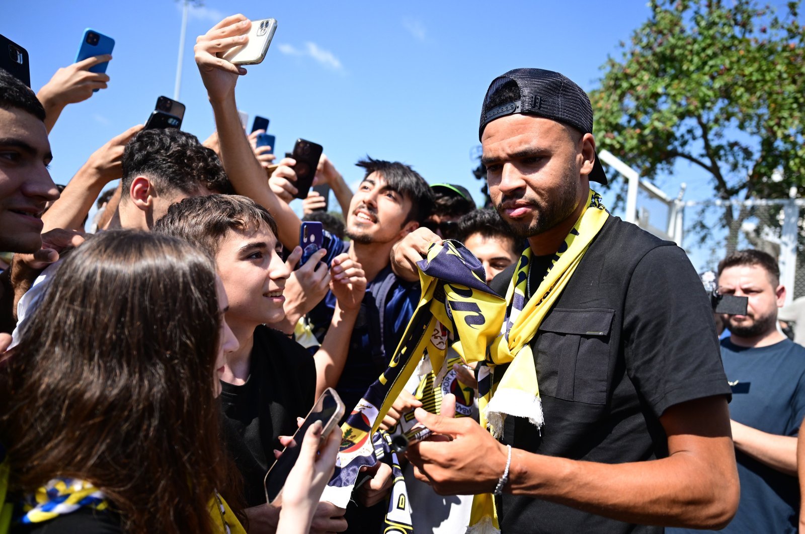 Fenerbahçe&#039;s new signing Youssef En-Nesyri greets fans on his arrival, Istanbul, Türkiye, July 25, 2024. (AA Photo)