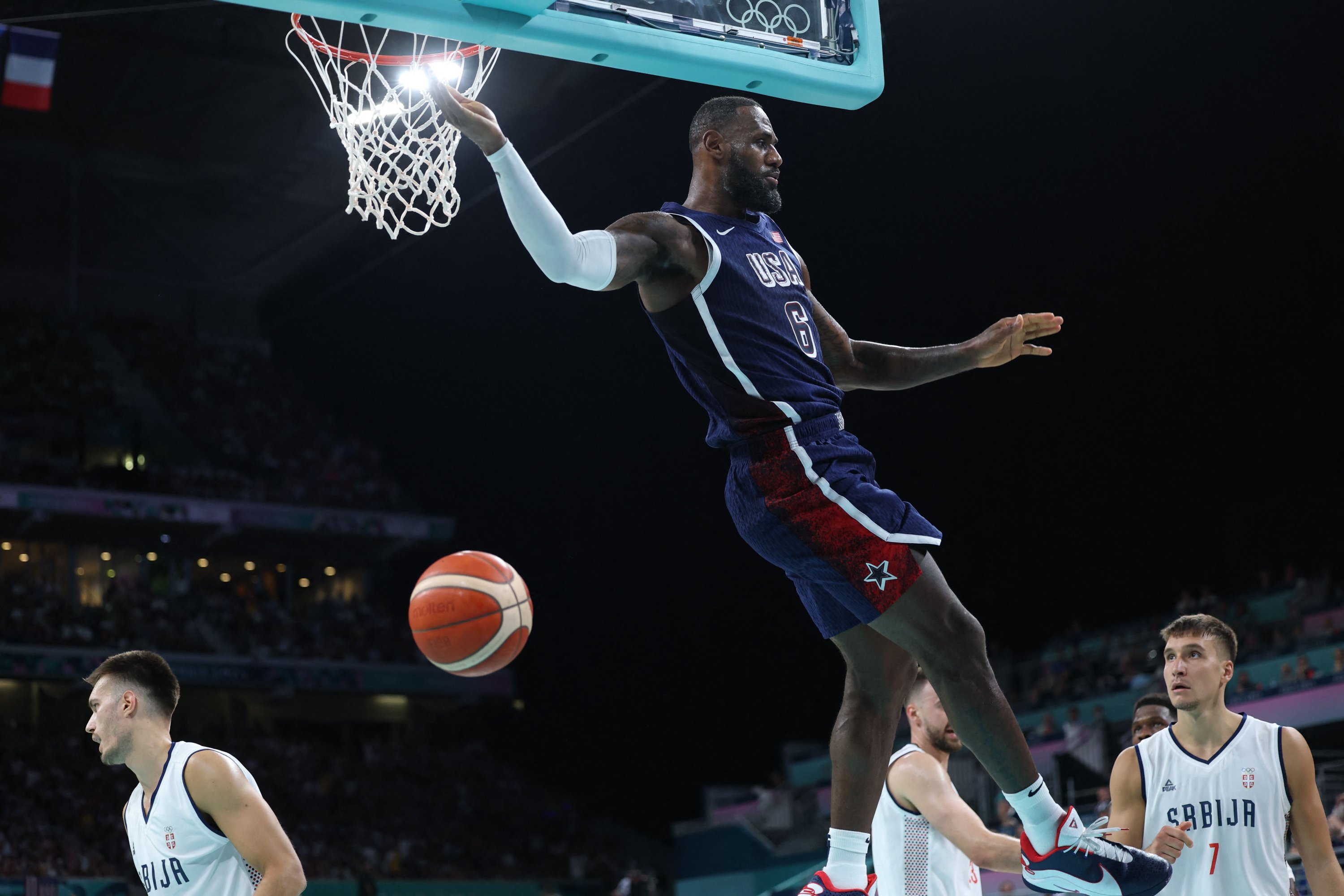 U.S.' LeBron James goes for a dunk in the men's preliminary round group C basketball match between Serbia and USA during the Paris 2024 Olympic Games at the Pierre-Mauroy stadium, Villeneuve-d'Ascq, France, July 28, 2024. (AFP Photo)