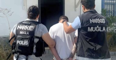 Police are seen with a captured Alexandar Nedevsk in the southwestern Bodrum district of Muğla province, Türkiye, July 29, 2024. (AA photo)