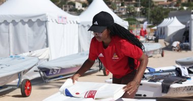 Mozambique&#039;s Deizy Nhaquile prepares a sail before training at the Paris 2024 Olympics, Marseille, France, July 28, 2024. (Reuters Photo) 