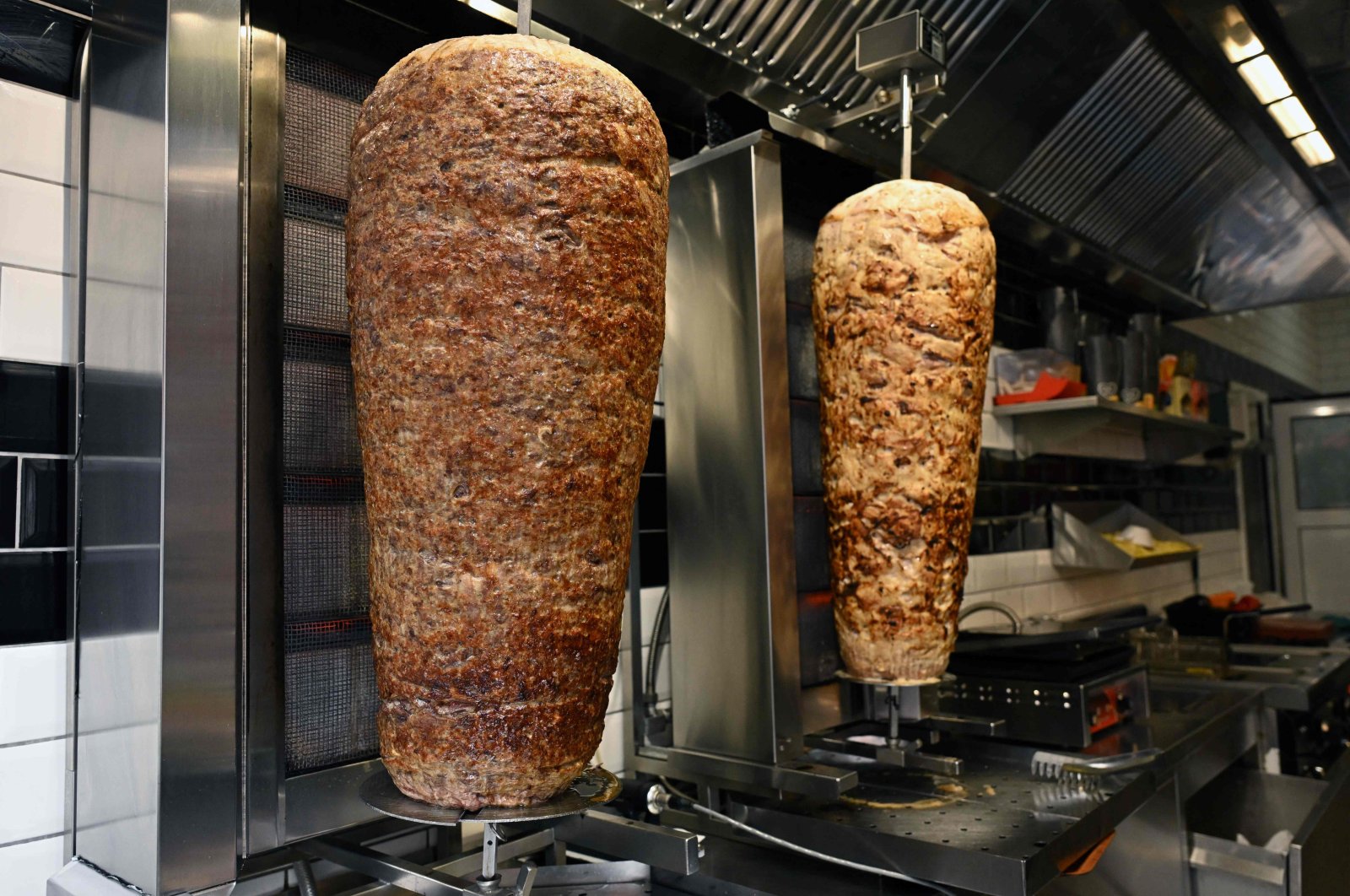 This photo shows meat from a kebab skewer in a doner restaurant in the city center of Dortmund, western Germany, July 26, 2024. (AFP Photo)