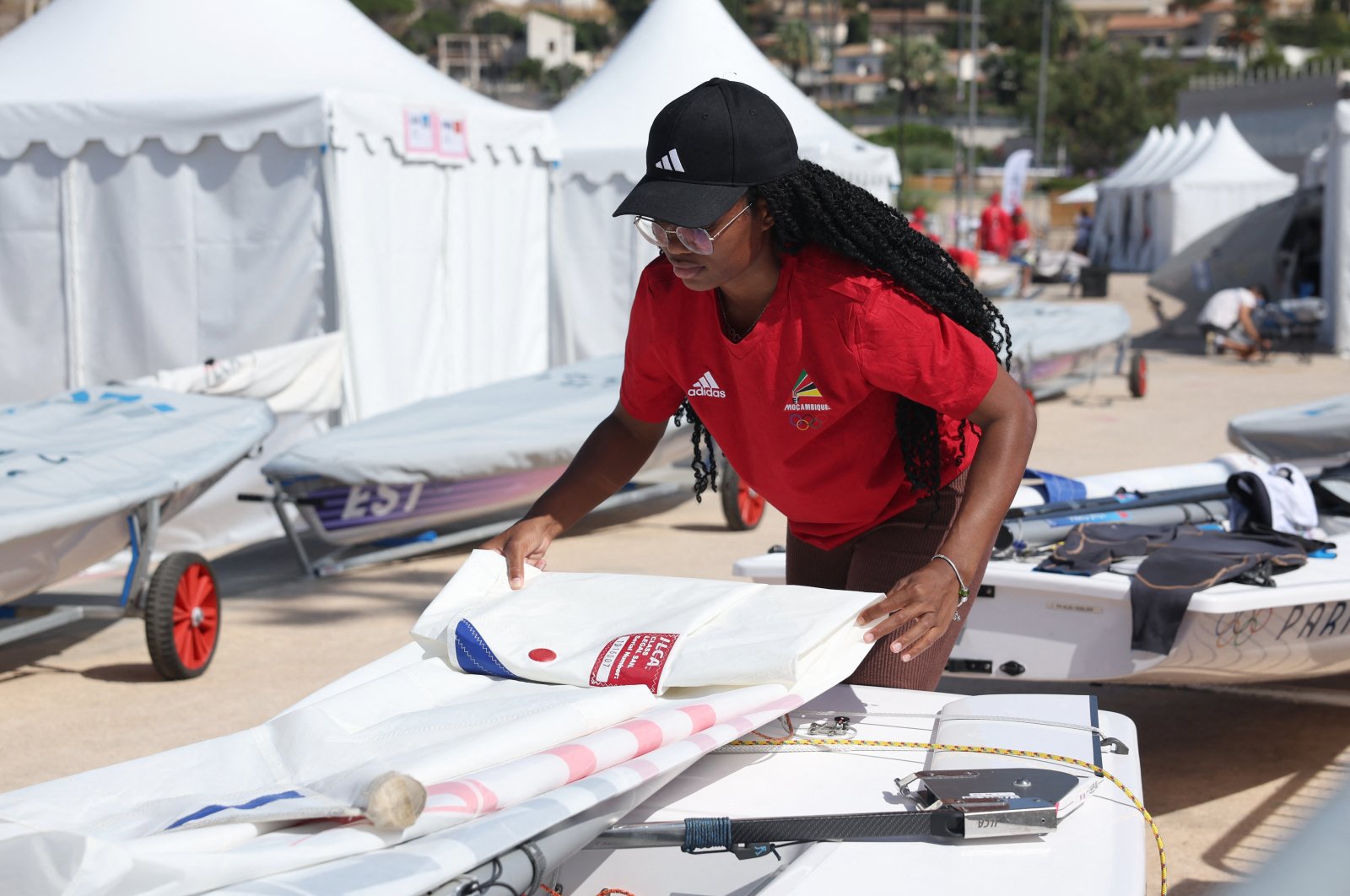 Mozambique&#039;s Deizy Nhaquile prepares a sail before training at the Paris 2024 Olympics, Marseille, France, July 28, 2024. (Reuters Photo) 